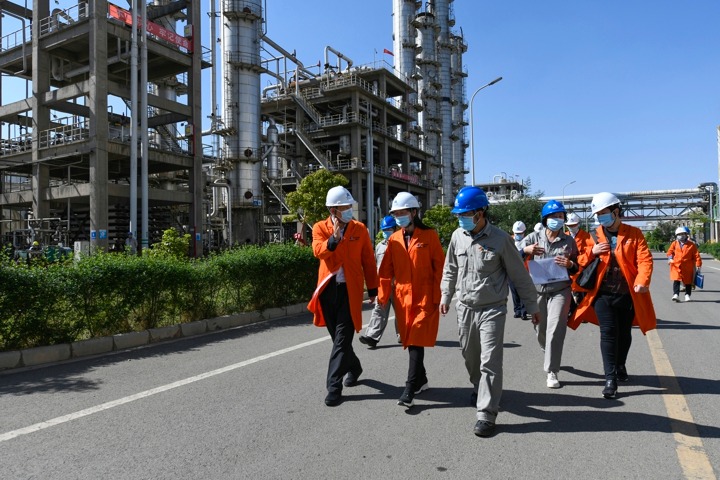 省总工会党组成员、、、副主席张驰一行到先锋化工调研