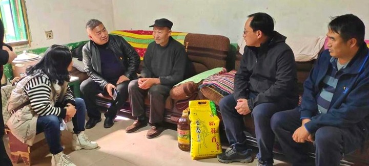 集团党委委员、、、副总司理张清一行到一平浪煤矿开展节前送温暖慰问活动