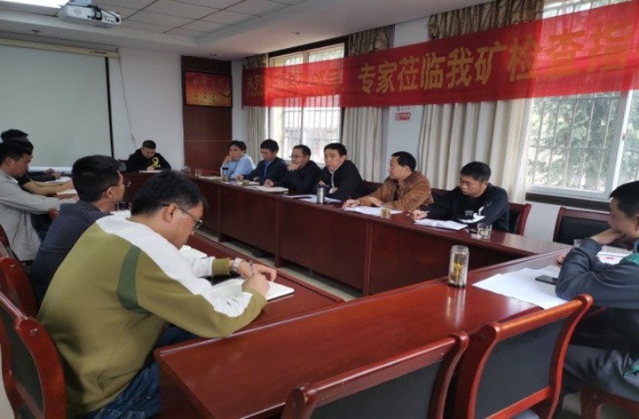 集团党委副书记、、工会主席王鑫一行到四角地煤矿开展清静生产大排查