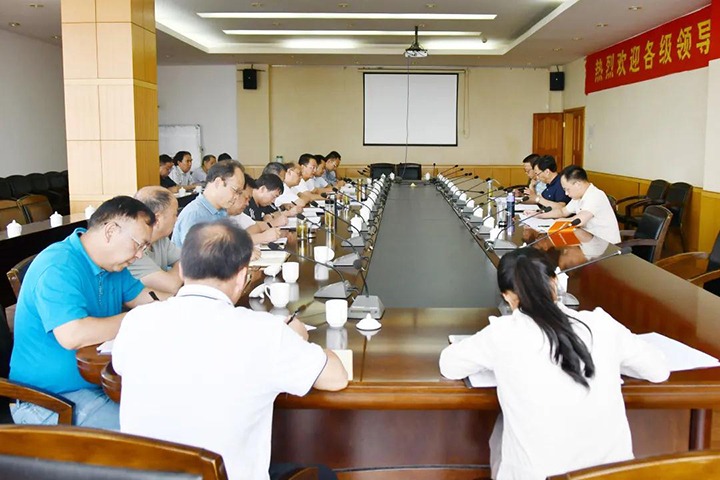 集团党委副书记、、、总司理高建嵩一行到云维集团督导调研