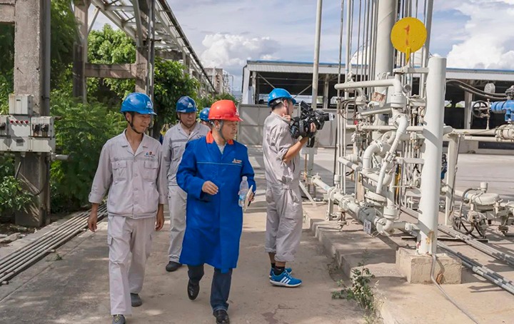 集团党委委员、、副总司理缪和星一行赴解化化工开展三季度清静环保事情检查