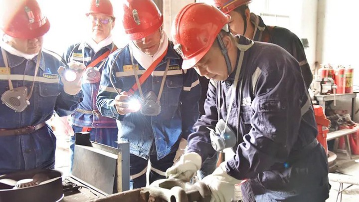 云南煤矿清静监察局党组书记、局长贺德安率队赴恩洪煤矿开展清静生产督导