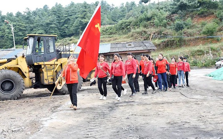 恩洪煤业党委开展“让党旗在服务清静生产一线高高飘扬”主题党日活动