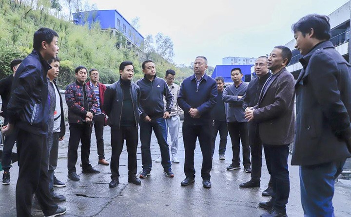 云南省生态情形厅党组成员、副厅长阿泽新一行到镇雄煤业公司朱家湾煤矿调研