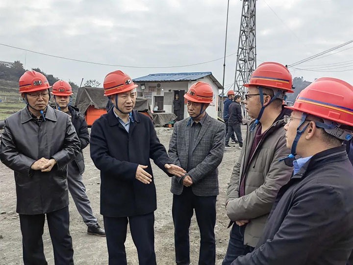 罗平县县委副书记、县长王玮一行到云南东源罗平东城煤矿有限公司调研指导