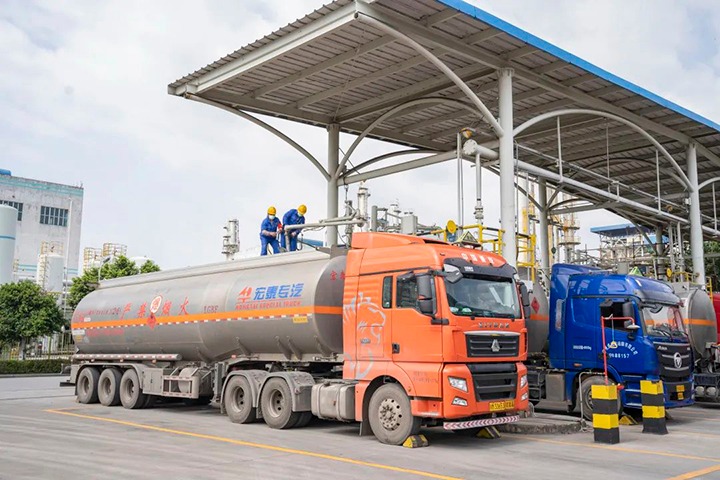 【简讯】解化分公司首车甲醇产品出口缅甸、、、曲煤焦化大为制焦公司召开降本增效专题会、、、后所煤矿公司取得矿用装备磨练、、、装置及刷新资质