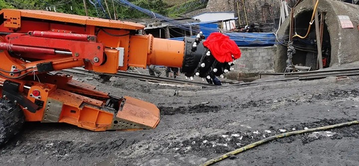 【简讯】金城煤矿EBZ230型综掘机投入使用、、、中化云南地勘院开展“送纪律进项目”活动、、、云煤矿业开展清静生产月暨主题党日活动