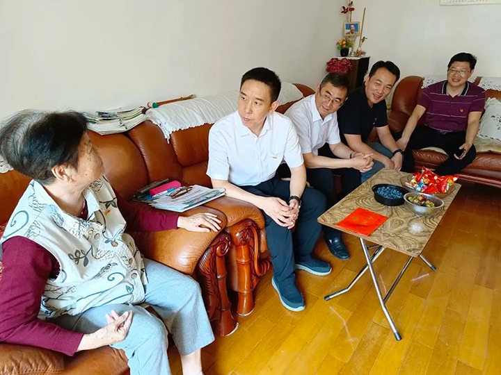 走访慰问老党员　不忘初心送眷注——云煤（尊龙Z6官方网站）集团党委副书记、、工会主席王鑫到老干党总支开展“七一”慰问活动