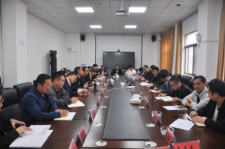 集团党委委员、、、副总司理、、、总工程师施从伟到陆东煤矿公司调研督导清静生产事情