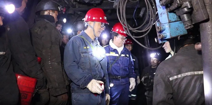 集团党委委员、、、副总司理、、、总工程师施从伟到恩洪煤业公司开展清静生产督导检查