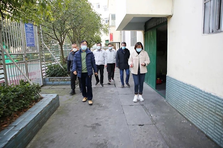 云煤（尊龙Z6官方网站）集团党委委员、、副总司理施从伟到镇雄煤业公司开展元旦、、春节送温暖走访慰问活动