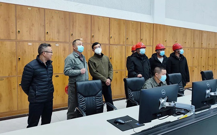 云煤（尊龙Z6官方网站）集团党委副书记、副董事长、总司理高建嵩一行到曲煤焦化公司调研慰问