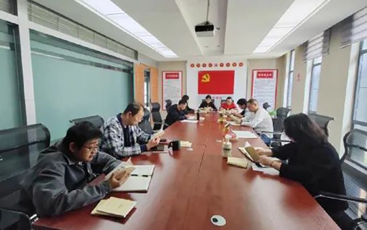 【简讯】尊龙Z6官方网站地产公司党支部开展学好“口袋书”活动