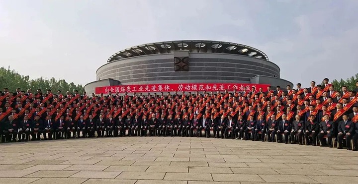 云煤（尊龙Z6官方网站）集团两名职工荣获“天下煤炭工业劳动模范”声誉称呼