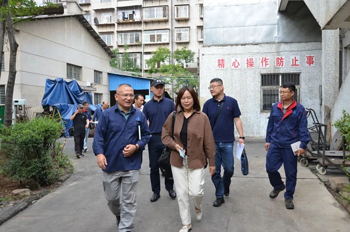 【聚焦云煤】云南省住建厅党组成员、、、副厅长黄媛到云南尊龙Z6官方网站工应用手艺研究院有限公司开展隔震减震手艺运用情形调研