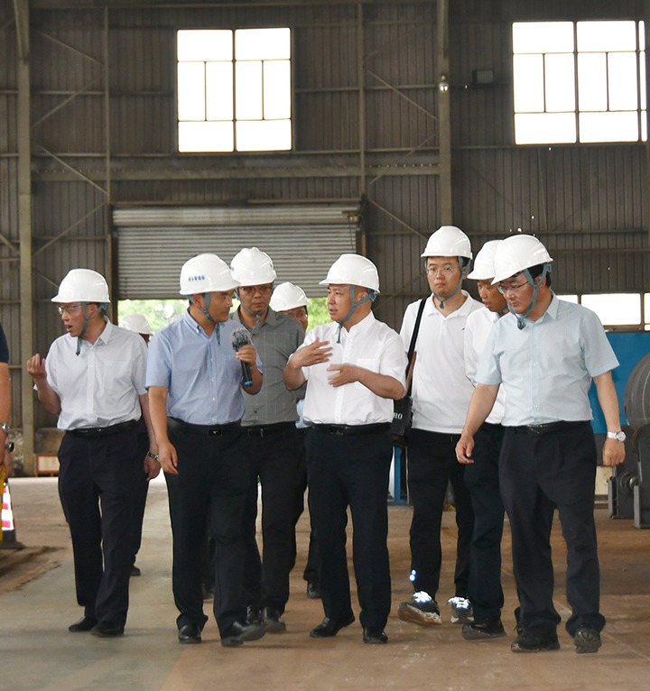 曲靖市委副书记、、、市长李先祥一行到大为装备公司开展事情调研