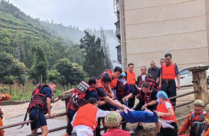 要害时刻冲在前，，，防汛抢险护平安，，，云煤集团在行动！！！