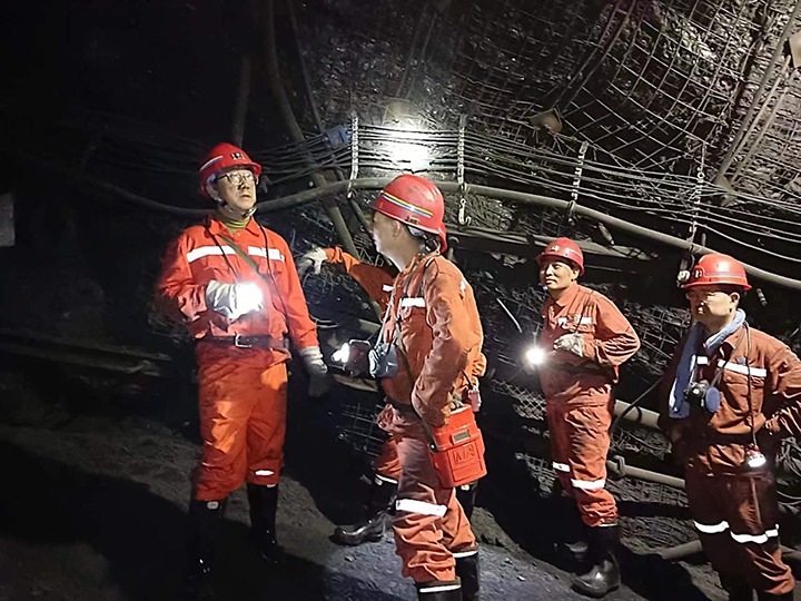 云煤集团副总司理、、总工程师施从伟到金城煤矿检查指导事情