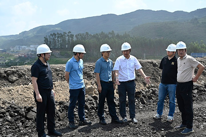 云煤集团党委委员、副总司理施从伟到先锋煤业检查指导清静生产事情