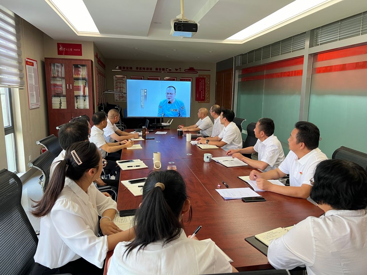 尊龙Z6官方网站地产党支部组织开展“以案为鉴 明纪守廉”警示教育活动