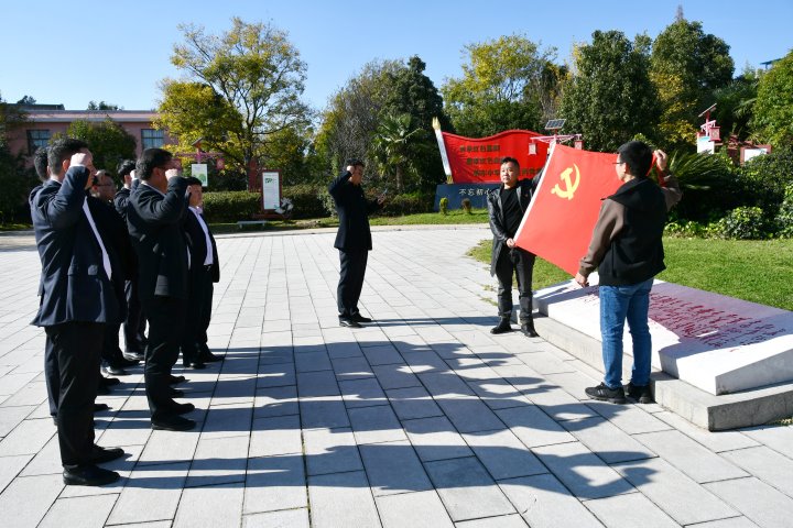 大为装备公司党委与河南中车重装公司党委开展“党建共建引领营业开展”主题党日活动