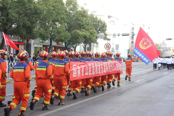 元旦“起跑线”上的橙色实力 东源队活力开跑曲靖城