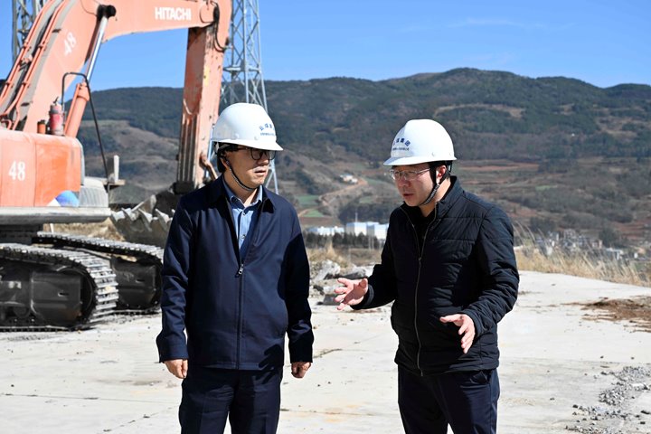 集团党委委员、、副总司理、、总工程师施从伟到先锋煤业调研清静生产事情