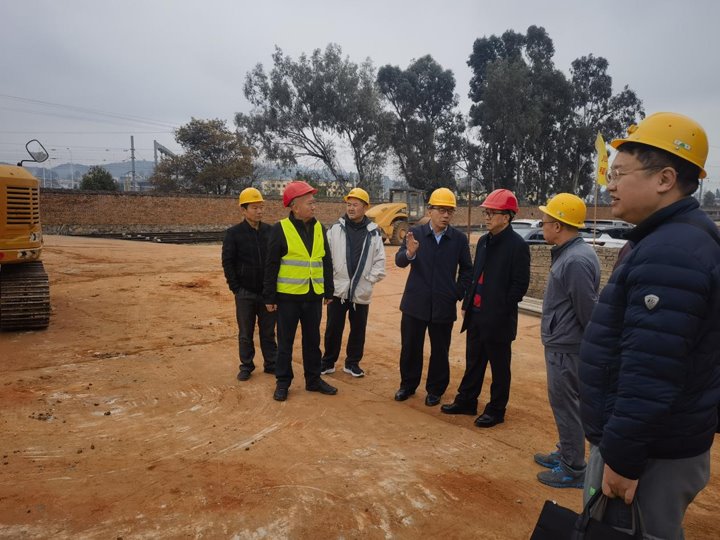 云煤集团党委委员、、、副总司理、、、总工程师施从伟到恒通煤业公司举行调研督导