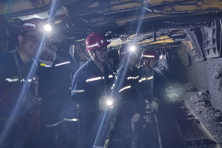 云煤集团党委委员、、、副总司理施从伟到陆东煤矿督导检查“两会”时代清静生产事情