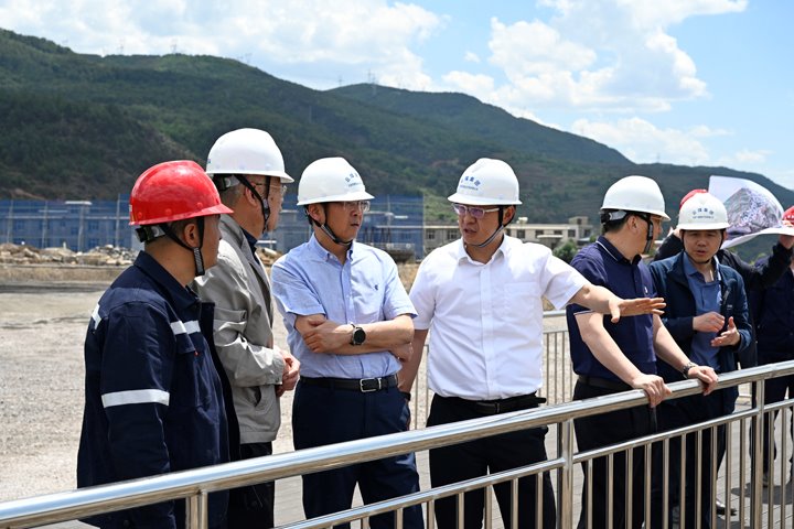 集团党委副书记、副董事长、总司理高建嵩一行到先锋煤业检查清静生产事情