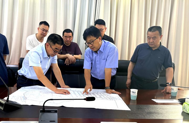 集团党委委员、副总司理施从伟到镇雄煤业长岭煤矿调研