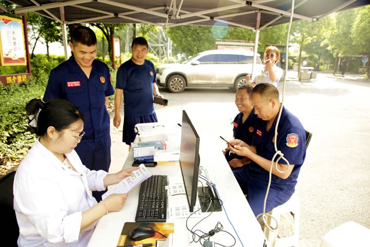 以热血为灯，，，照亮生命之路——镇雄煤业爱心献血活动暖心落幕