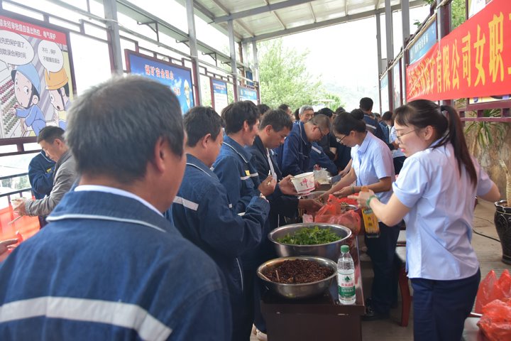 云南羊场煤矿女工誊写清静生产温暖答卷