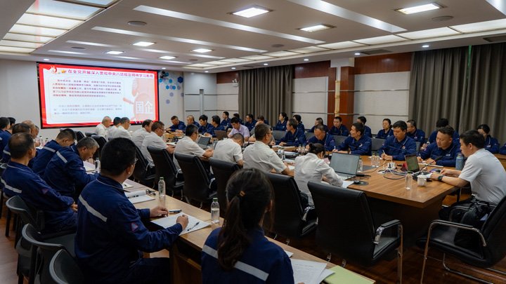 云煤集团党委副书记、、、工会主席王鑫到解化分公司挂联氨加工厂党支部教学专题党课