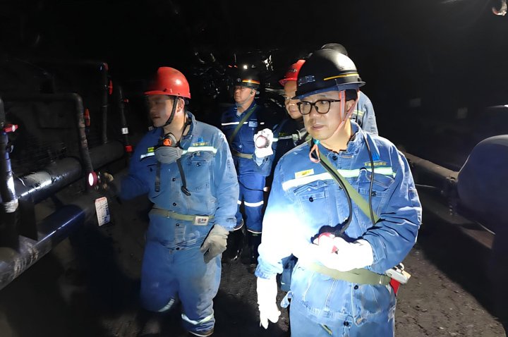 云煤集团党委委员、、、副总司理、、、总工程师施从伟一行到镇雄煤业调研指导清静生产事情