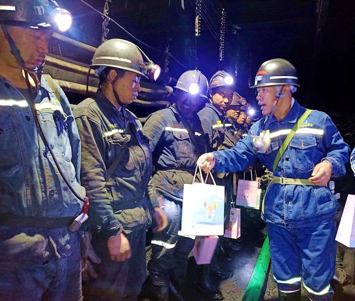 “伞”亮夏日，“杯”暖人心——镇雄煤业工会开展夏送清凉活动