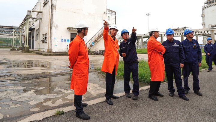 集团党委副书记、、副董事长、、总司理高建嵩到寻甸区域所属企业调研清静生产谋划事情